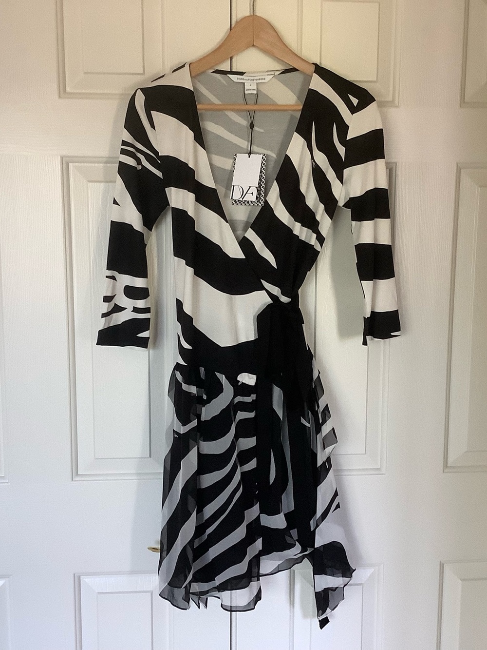 Diane Von Furstenberg Black & White Graphic Silk Chiffon Wrap Dress